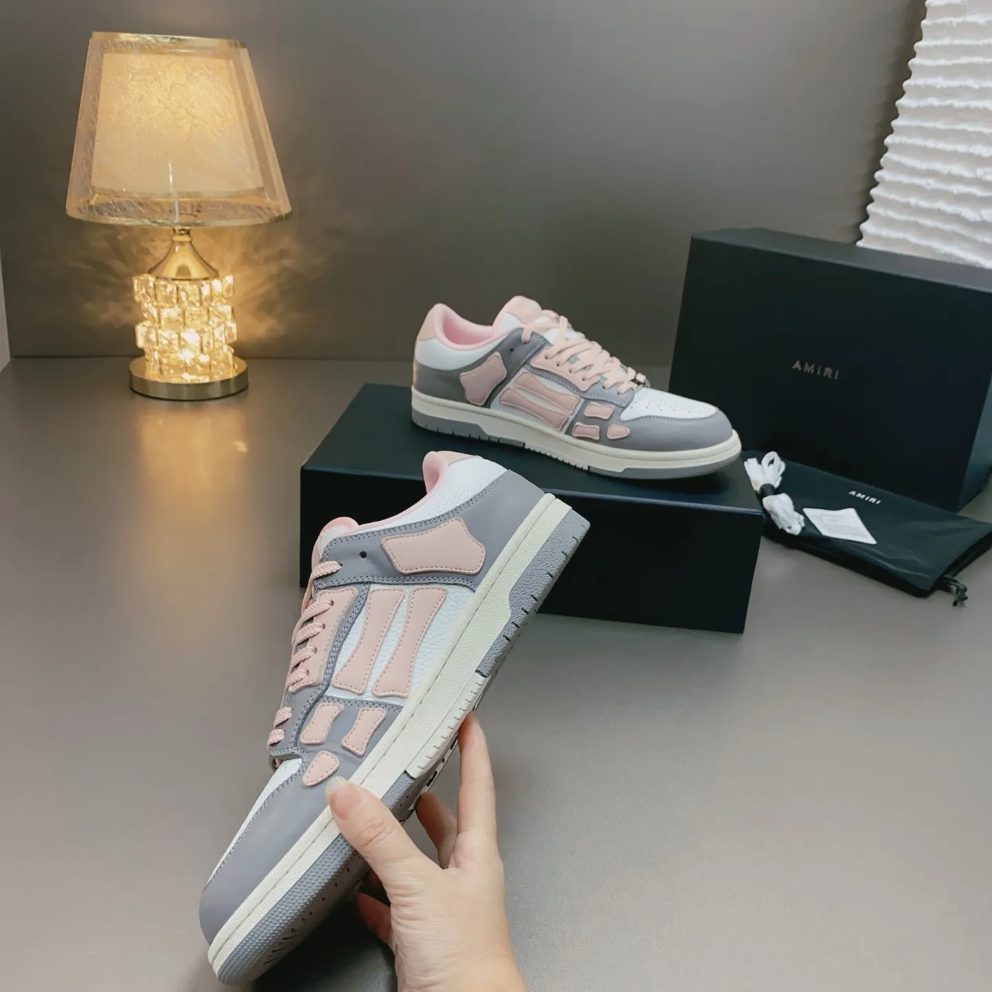 p580🐮🐮AMIRI Couple Style👑 The latest The Pacific Series Couple Style💀🦴Bone Stars Casual Sports Shoes Skateboard Shoes✔️ AMIRI's Pacific shoes are a sneaker that combines luxury and street style. Many celebrities and Internet celebrities have the same style. Its design and workmanship are very exquisite. Made of high-grade cow leather, soft to the touch and highly durable. 💎Fabrics: Original custom imported first-layer cowhide 💎Inner lining: Original customized breathable mesh 💎Foot: Original injection molded one-piece, comfortable, wear-resistant and not tiring for feet 💎Outsole: Original 1:1 molded three-color sole Original outsole 💎Sole thickness: 3CM 💎Size: Female 35-40 Male 39-46 💎Price; Top version 👑Special remarks Remark: (Female size 34 40 . Men's sizes 38 45 46 are customized and cannot be returned or exchanged. Please note when ordering! Thank you🤝🤝
